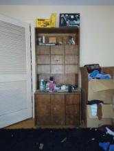 (UPBR1) OAK STEP BACK HUTCH DISPLAY SHELF. 1 UPPER AND 1 LOWER DOORS. IN GOOD CONDITION WITH SOME