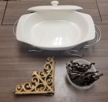 BOX OF MISCELLANEOUS: FARBERWARE, CORNER PLATE +