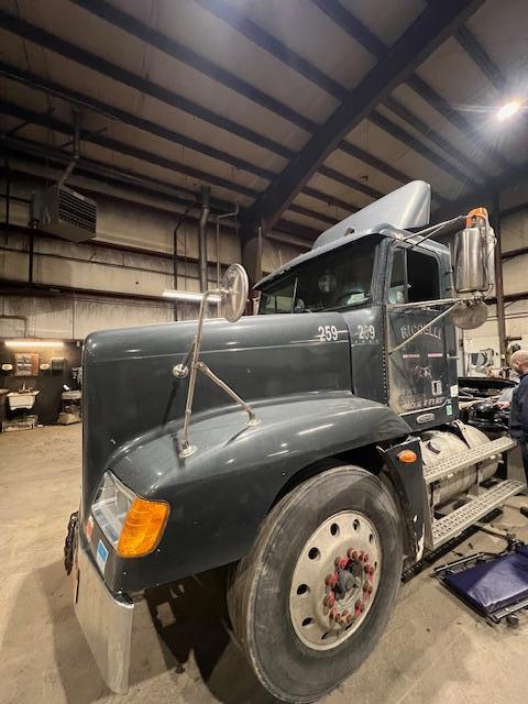 2001 FREIGHTLINER...FLD120 TRUCK TRACTOR VN:07091 powered by Cat C15 diesel engine, equipped with