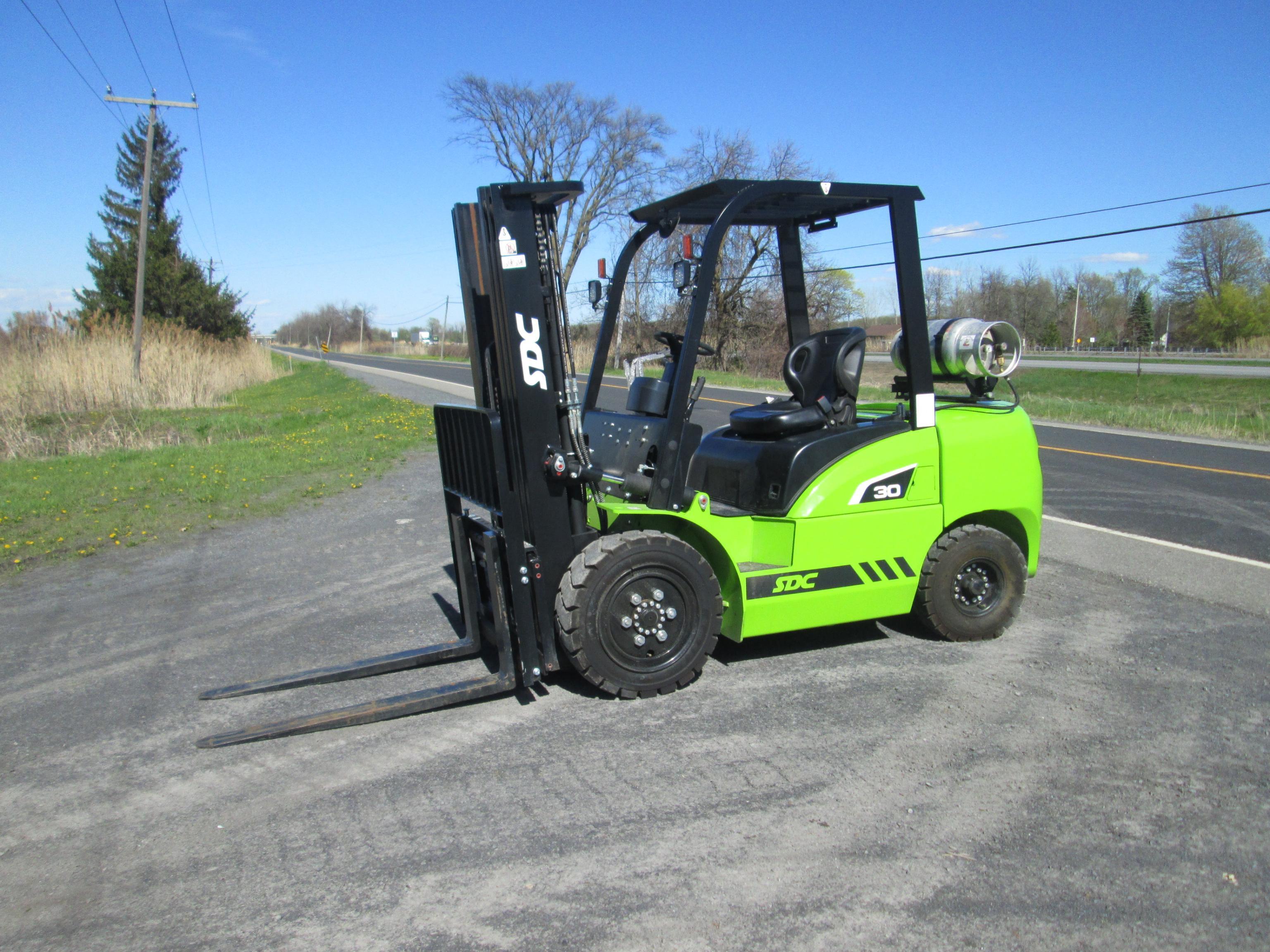 FORKLIFT NEW VIFT FG30L 6,500lbs forklift SN 04737S equipped with NISSAN 4 cyl gasoline / LPG