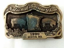 BELT BUCKLE NATIONAL BARROW SHOW AUSTIN MN 1990 LIMITED EDITION #97 OF 100 DIST BY HOWE ADV