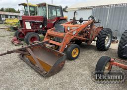 ALLIS CHALMERS D-17 WHEEL TRACTOR, 2300+ hrs  W/ LOADER, 3PT, 540 PTO, RUNS