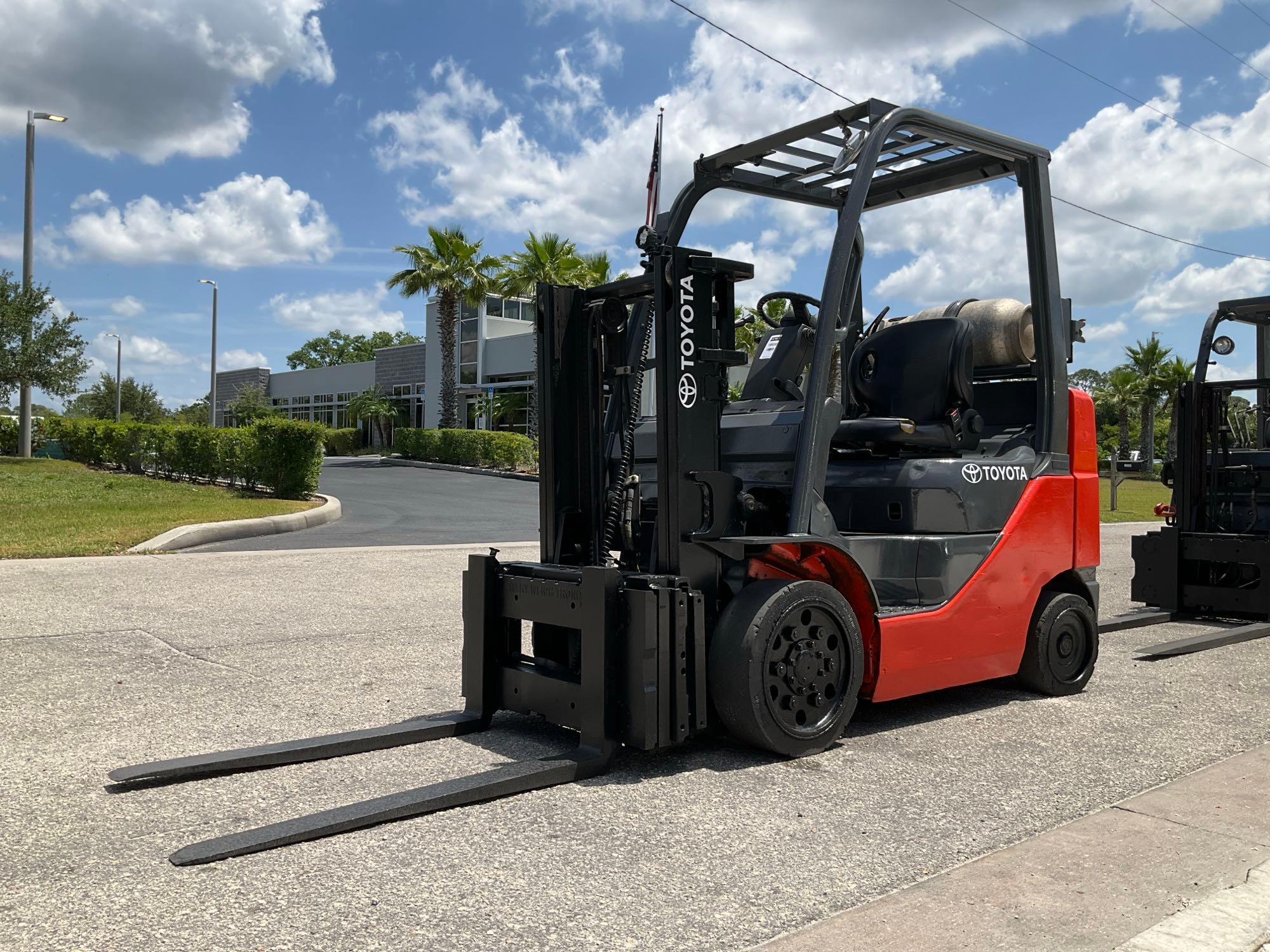 TOYOTA FORKLIFT MODEL 8FGCU25, LP POWERED, APPROX MAX CAPACITY 4700, MAX HEIGHT 80in, TILT, SIDE