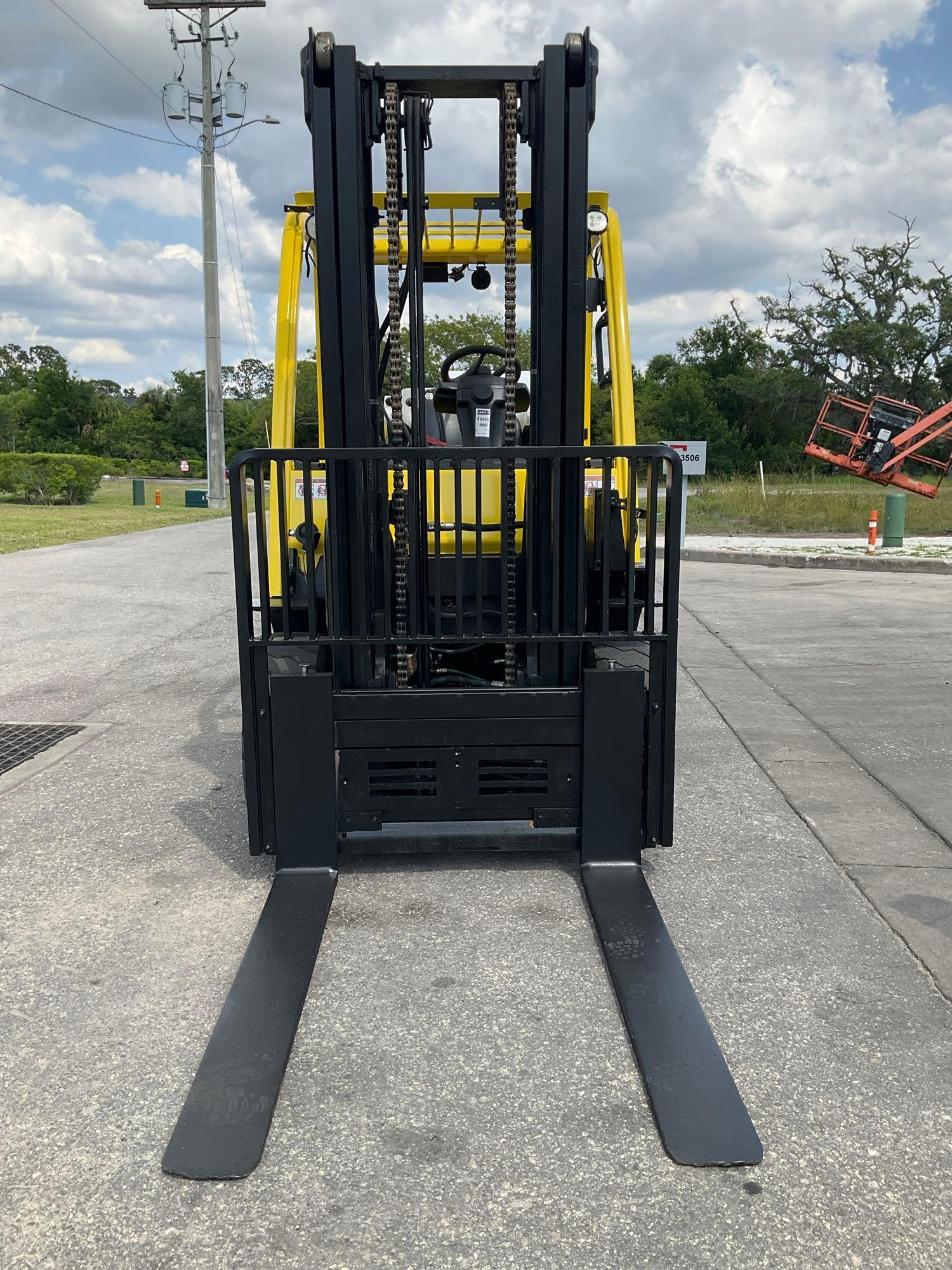 2018 HYSTER H80FT FORKLIFT, LP POWERED, MAX CAPACITY 8000, MAX HEIGHT 143in, TILT, SIDE SHIFT