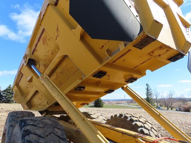 2000 JOHN DEERE Model 250C, 25 Ton Articulated End Dump, s/n BE250CT00010, powered by Mercedes 6