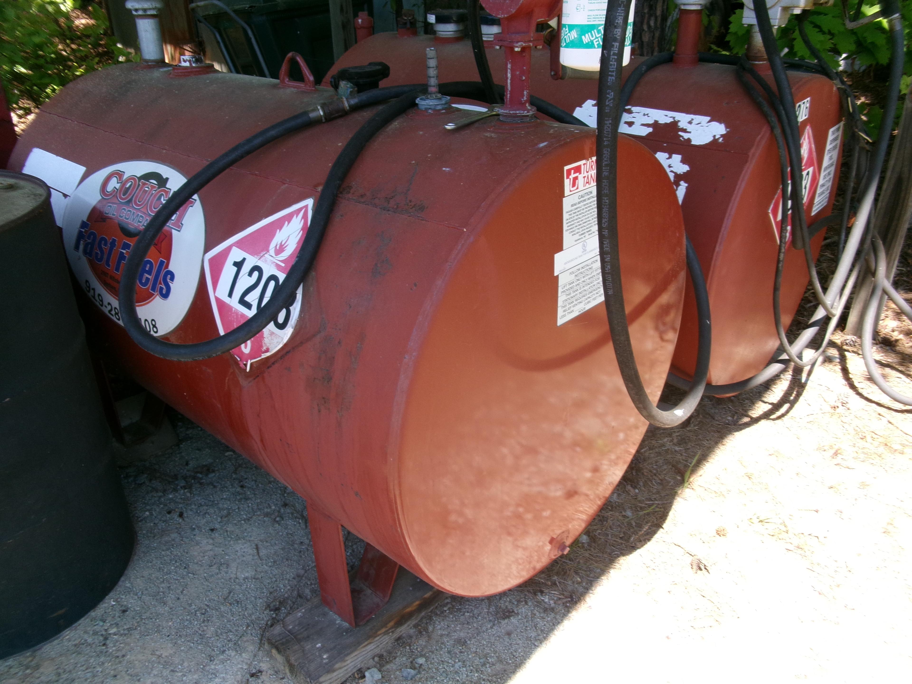 FUEL TANK WITH MANUAL PUMP