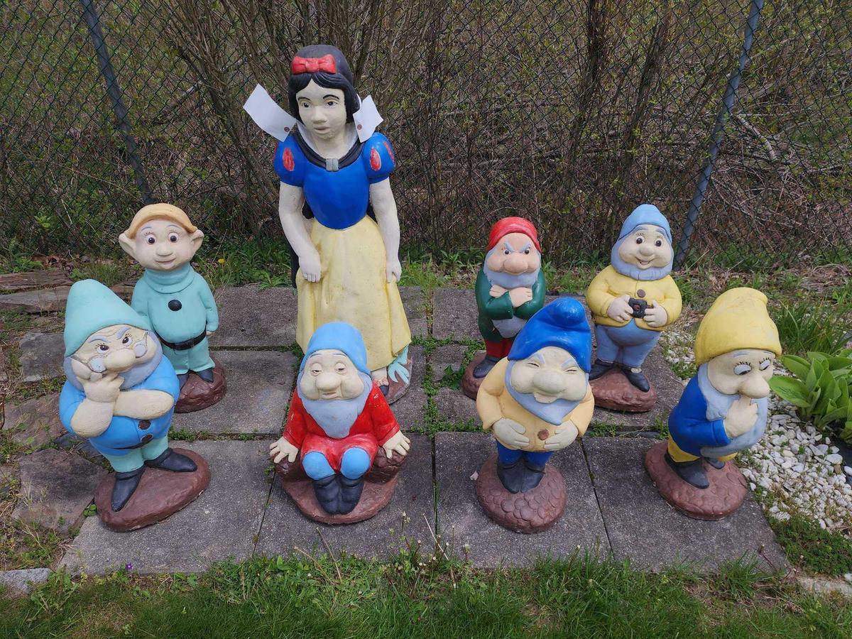 HEAVY CONCRETE Snow White & 7 dwarfs garden set