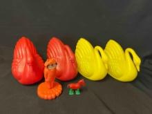4 Plastic Blow Mold Swans and A Blow mold Kellog Tiger