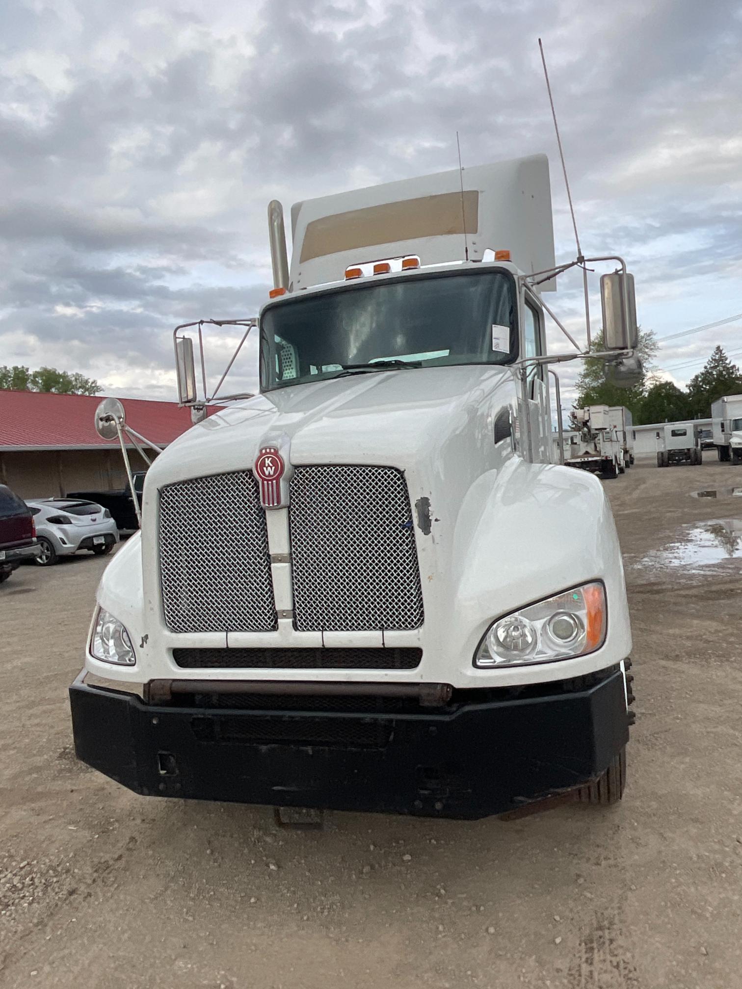 2012 Kenworth T440 Day Cab