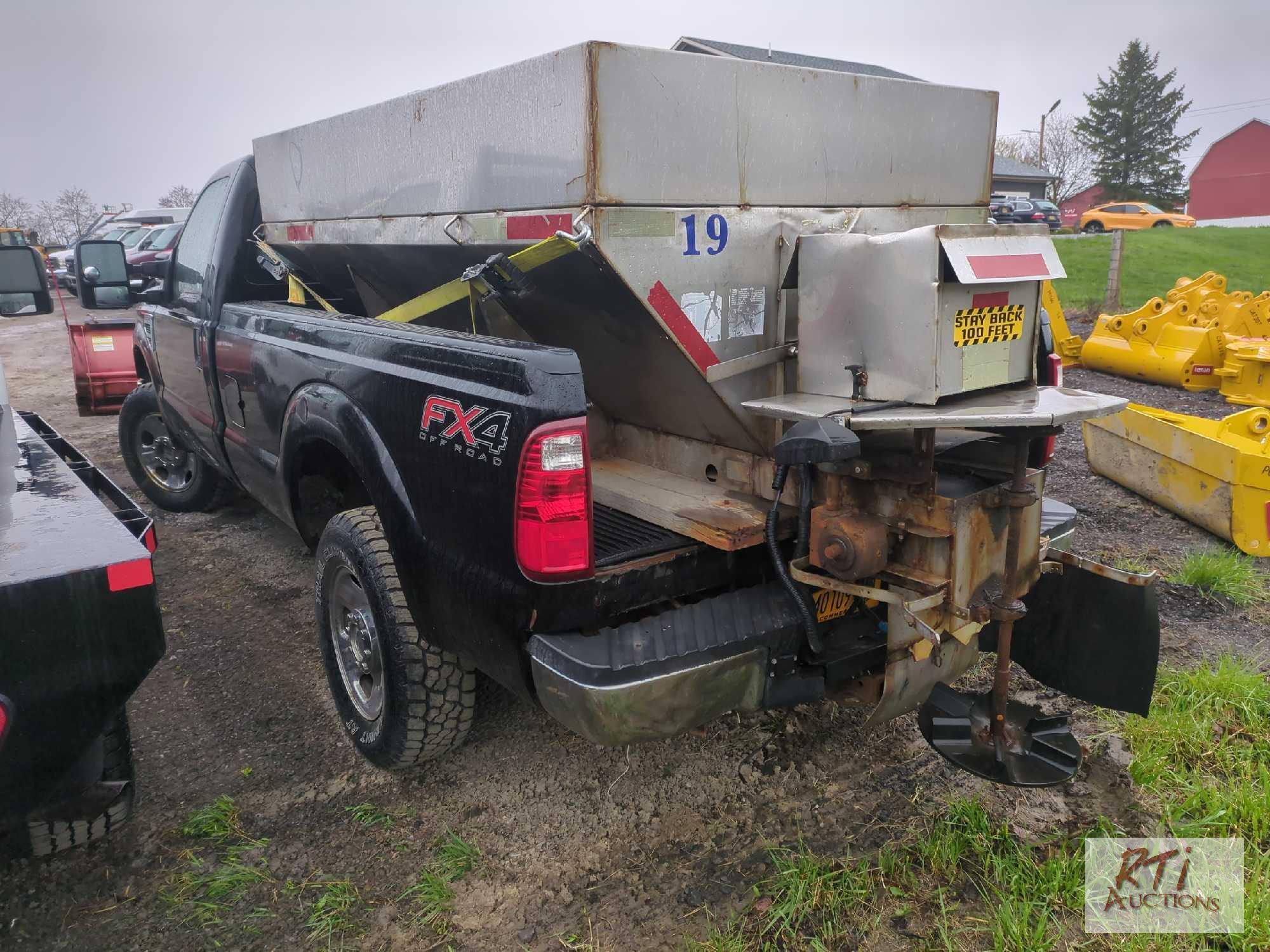 2008 Ford F-250 XL Super Duty pickup, 8ft box, A/C, 4WD, salter, Western plow, connect battery,